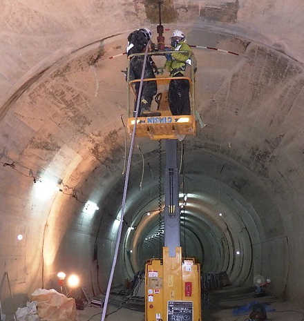 トンネル内を補修する人