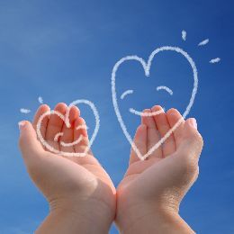 笑顔のハートのイラストと手