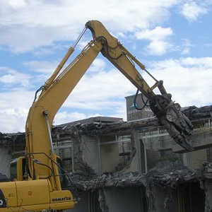 建物を解体する建設機械
