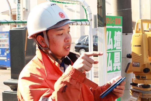 測量する建設技術者