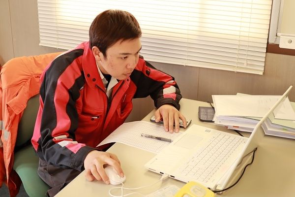 パソコンに向かう建設技術者